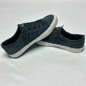 Blowfish slip on canvas sneaker, size 9 navy